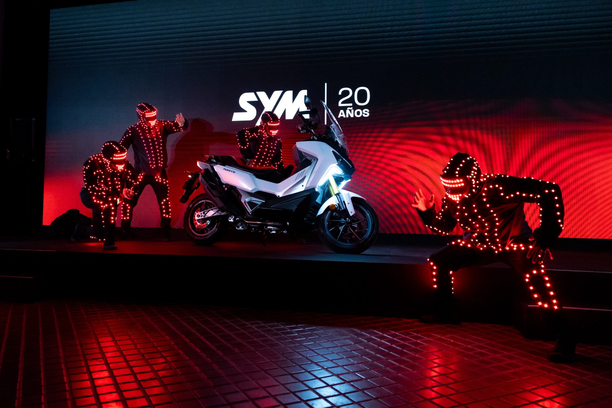 Search Sym SYM celebra su 20 aniversario y presenta la nueva ADXTG400 - Motos Carbó
